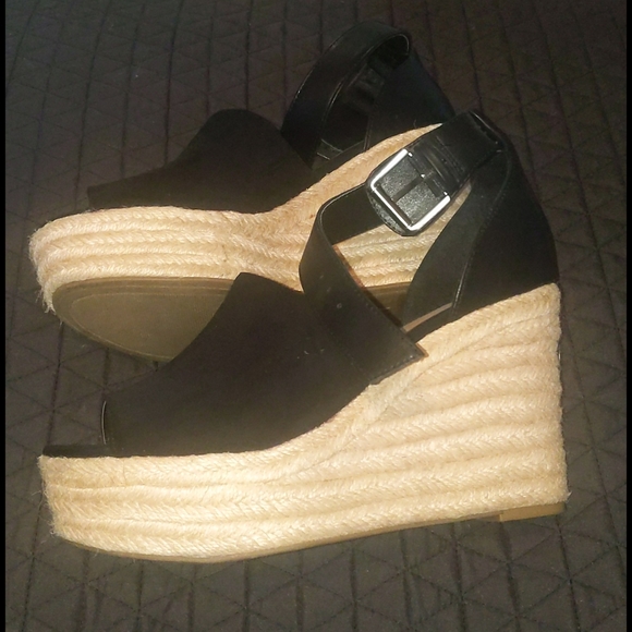 Black wedges. - Picture 2 of 3